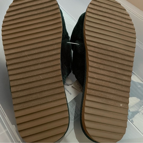 NWT Old Navy Green Plush Slippers Size 8 - Picture 5 of 5